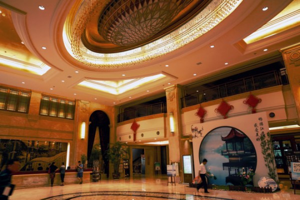 “穿越未来，重庆科幻按摩体验之旅”